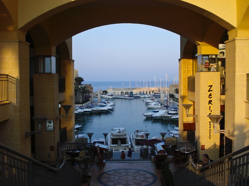 24 Der Zugang zum Yachthafen.jpg